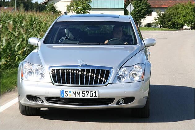 Der Maybach ist 1,98 Meter breit und passt damit gerade noch in eine Waschanlage