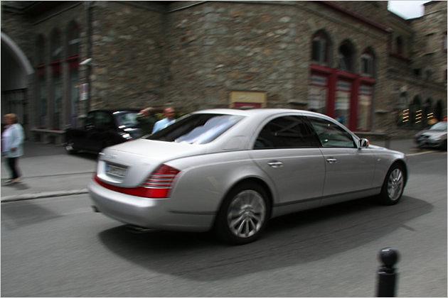 Cruisen in St. Moritz: Wer sitzt da wohl im Fond?