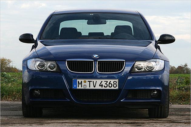 Große Lufteinlässe versorgen den Zweiliter-Motor