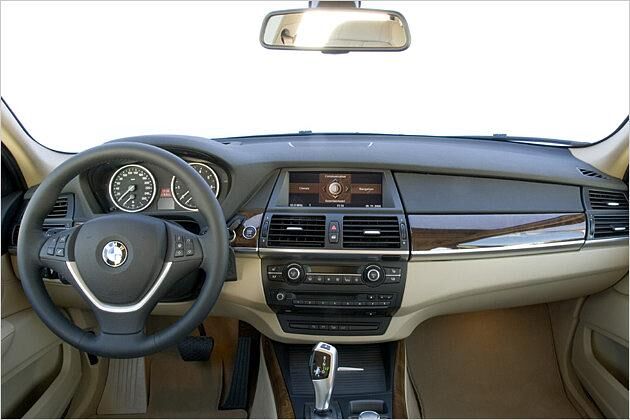 Der X5-Innenraum bietet sportliches und luxuriöses Ambiente
