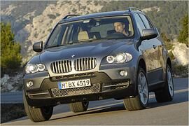Geht stets aufrecht ums Eck: Der neue BMW X5 4.8i im Test