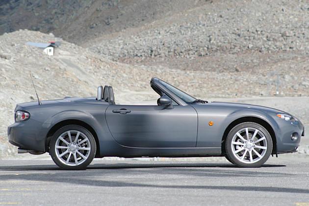 Die Verdeckkasten-Abdeckung ist beim Coupé um vier Zentimeter höher als beim Softtop-Bruder