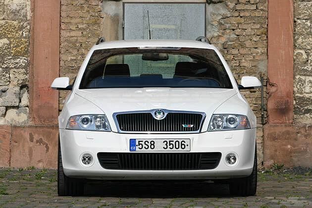 Der Skoda Octavia RS liegt zwölf Millimeter tiefer