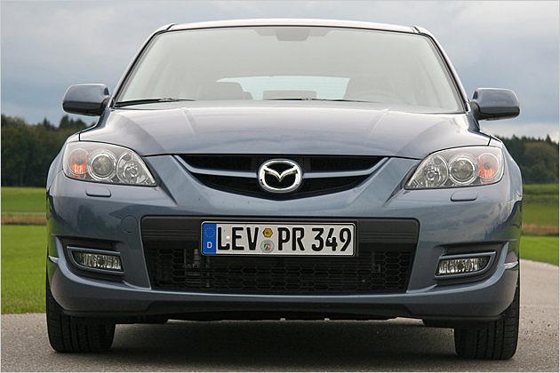 Die Front ist nicht sehr viel anders als beim normalen Mazda 3