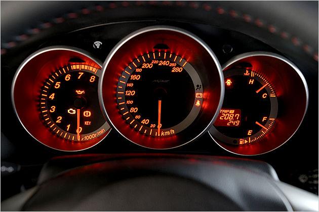 Die 100-km/h-Marke sitzt links unter der Mitte - das ist sehr gewöhnungsbedürftig