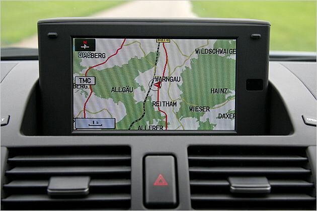 Der Navibildschirm klappt aus und ist schön groß