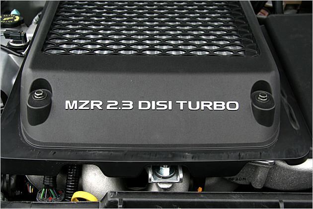 Da runter sitzt der 2,3-Liter-Turbo-Direkteinspritzer mit 260 PS