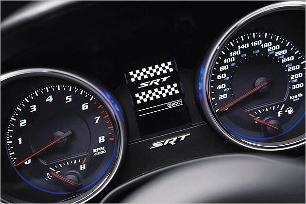 Nicht übertrieben: Der Tacho endet erst bei 300 km/h, Spitze fährt der SRT fast 260