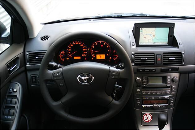 Blieb nahezu unverändert: Das Avensis-Cockpit