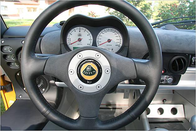 Hinterm kleinen Lenkrad blickt der Fahrer auf zwei klassische Rundinstrumente