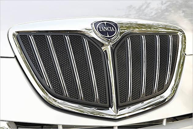 Stolz glänzt der Kühlergrill mit dem überarbeiteten Lancia-Emblem