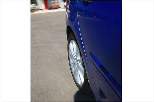 Die Allradlenkung in Aktion: Active Drive verkleinert den Wendekreis auf 10,3 Meter ...
