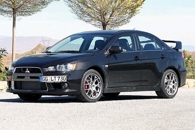 Die aggressive Front sticht sofort ins Auge