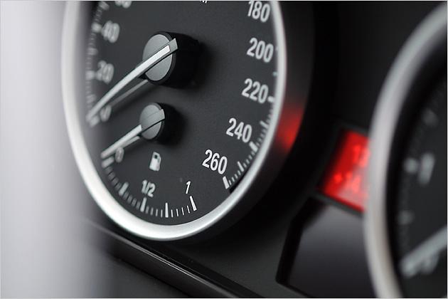 Auf der "German Autobahn" schafft es der X6 beinahe bis zum Tachoanschlag