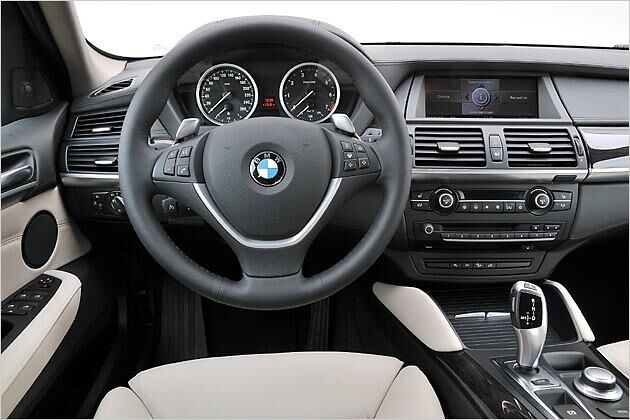 Auch das Cockpit ähnelt stark dem des X5