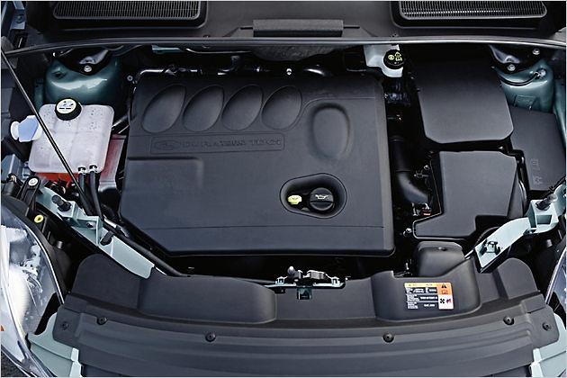 Verkleidet: Vom Zweiliter-Turbodiesel ist im Motorraum nicht viel zu sehen