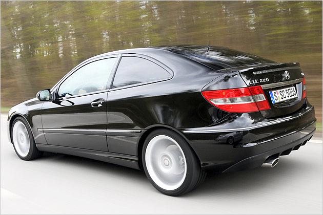 Endlich ohne Spoiler: Das Heck des C-Klasse-Coupés
