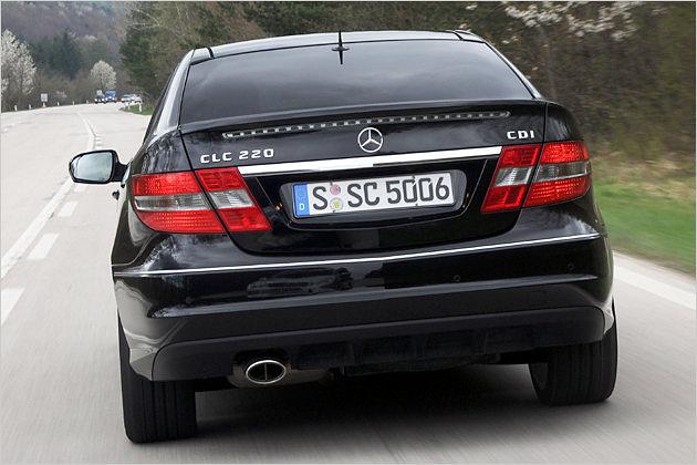 Viele Querlinien: So wirkt der Hintern des Wagens breiter und flacher