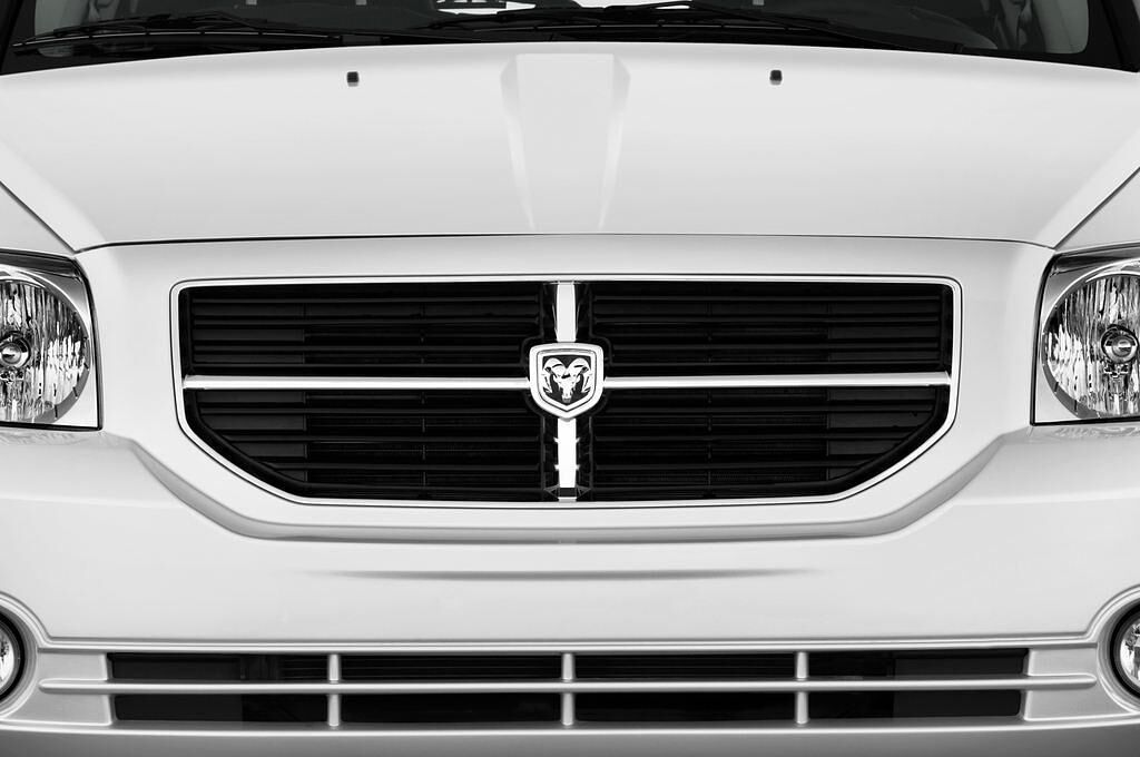 Dodge Caliber (Baujahr 2010) SXT 5 Türen Kühlergrill und Scheinwerfer