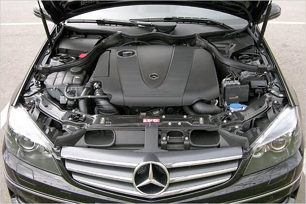 Der Motor versteckt sich unter einer großen Kunststoff-Abdeckung
