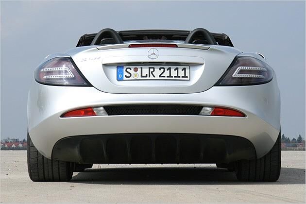 An der Hinterachse stellen 295er Pneus den Kontakt zum Asphalt her