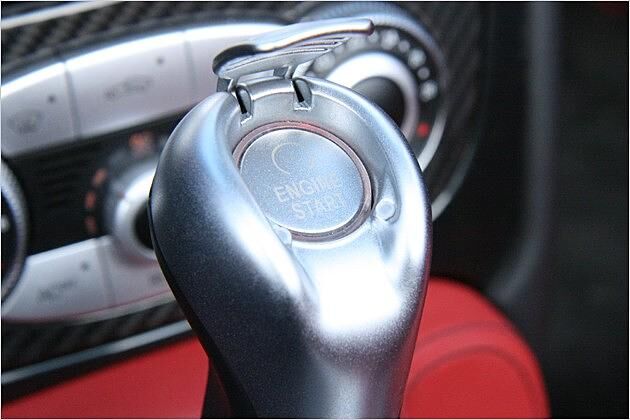 Der Startknopf für den V8-Vulkan befindet sich unter einer kleinen Klappe