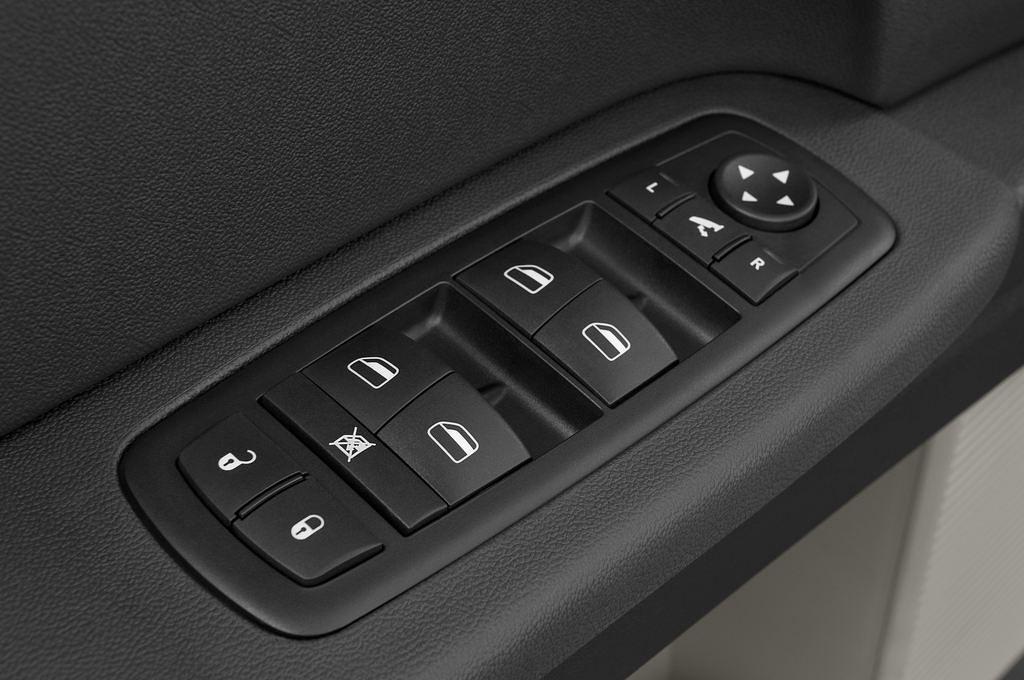 Dodge Journey (Baujahr 2010) RT 5 Türen Bedienungselemente Tür