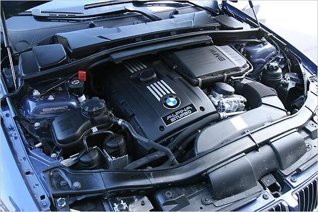 Aus knappen drei Liter Hubraum entwickelt das doppelt turbogeladene Triebwerk 360 PS