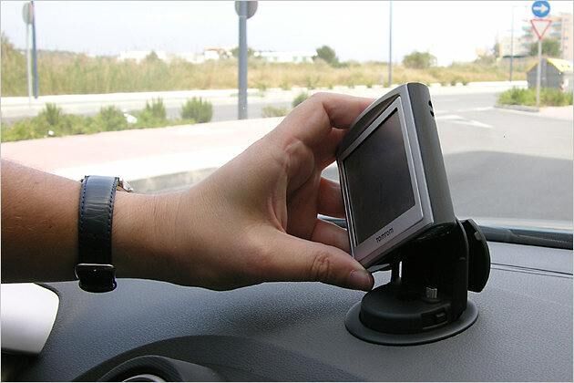 Das Navi lässt sich leicht installieren und wieder herausnehmen