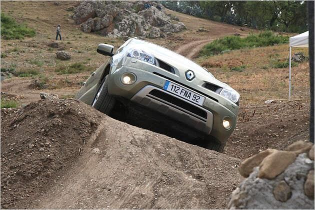 Wer will, kann sich mit dem Koleos durchaus ins Gelände wagen