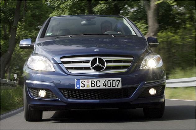 Die Chromstreifen sollen den Wagen optisch in die Breite drücken