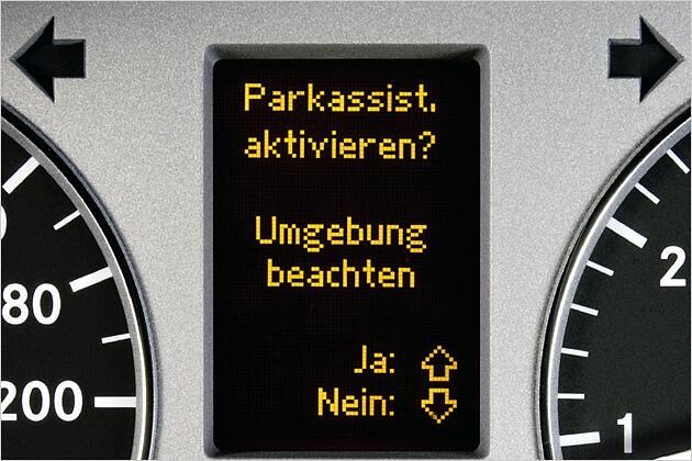 Der Parkassistent wird über die Pfeiltasten am Lenkrad aktiviert