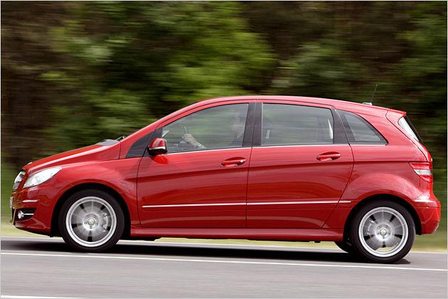 Der Diesel braucht für den Spurt auf 100 km/h mit 11,3 Sekunden 1,1 Sekunden weniger als der B 170 NGT