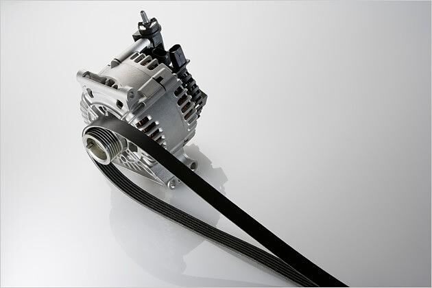 Der Startergenerator wird über einen Riemen mit der Kurbelwelle verbunden