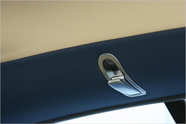 Fügen sich elegant ein: Die Kleiderhaken im Fond des Wagens