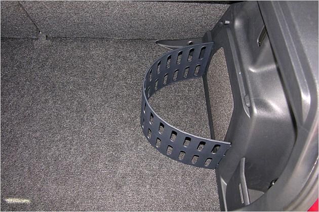 Ein nettes Detail ist die Halterung für loses Gepäck