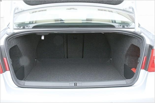 Das hintere Abteil des Passat schluckt ansehnliche 565 Liter