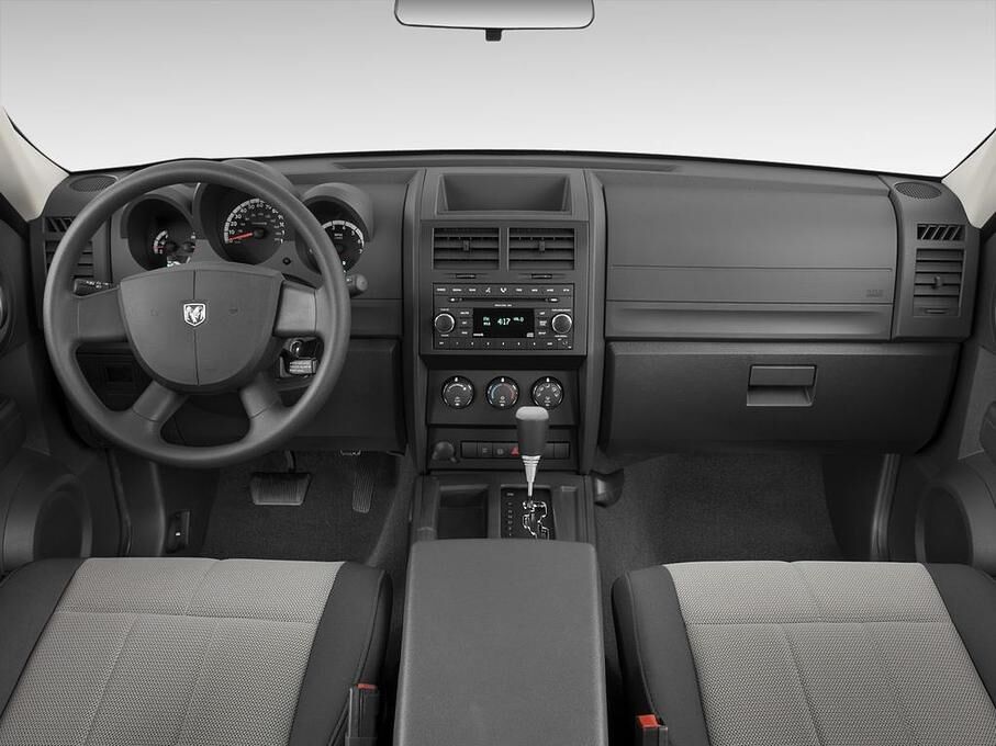 Dodge Nitro (Baujahr 2009) SE 5 Türen Cockpit und Innenraum