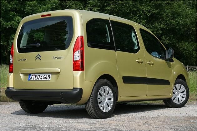 Dem Berlingo-Hinterteil sieht man das hohe Ladevolumen an
