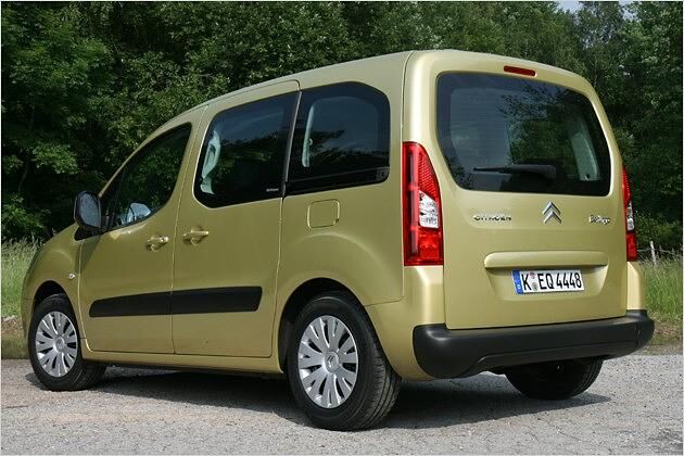Aber auch eine schicke Farbe macht aus dem Heck noch keine Augenweide