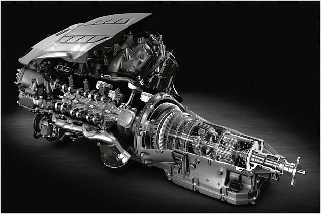 Die Achtgang-Automatik (rechts) kümmert sich um die Kräfte des Motors