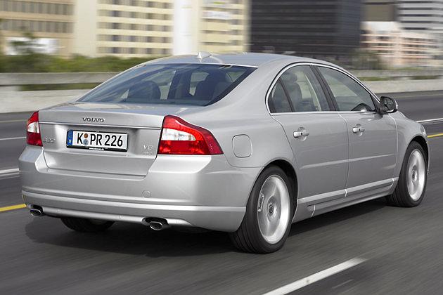 Auch die neue Version hat die charakteristischen Heckleuchten der Volvo-Limousinen