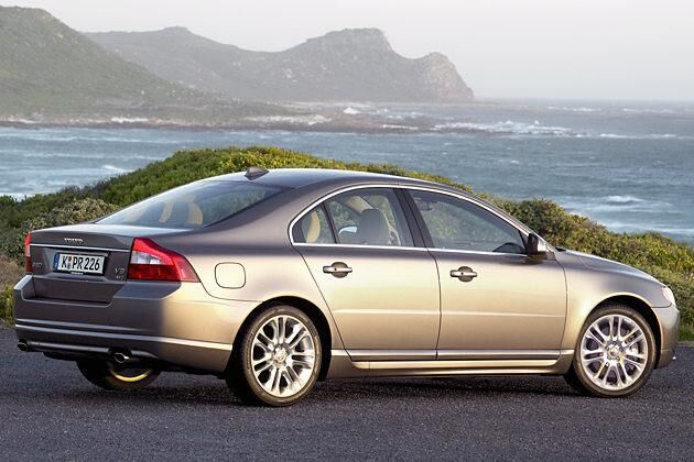 Die Limousine tritt in der Oberen Mittelklasse an, unter anderem gegen die Mercedes E-Klasse
