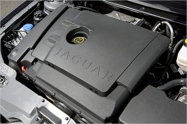 Der Motor versteckt sich unter einer Kunststoffabdeckung