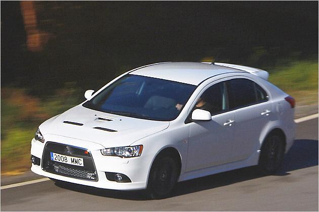 Knackiger Tiefflieger: Der Sportback Ralliart trägt das typische Lancer-Gesicht