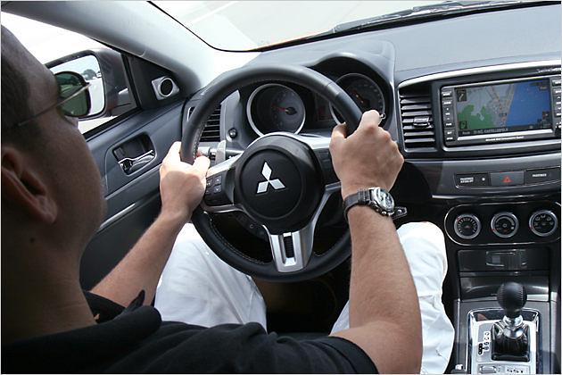 Lancer-Cockpit: Die Ergonomie passt, die Materialien sind nicht ganz auf Premium-Niveau