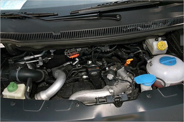 Erst ab 2.000 Touren kraftvoll: Der 2,5-Liter-Reihen-Turbodieselmotor