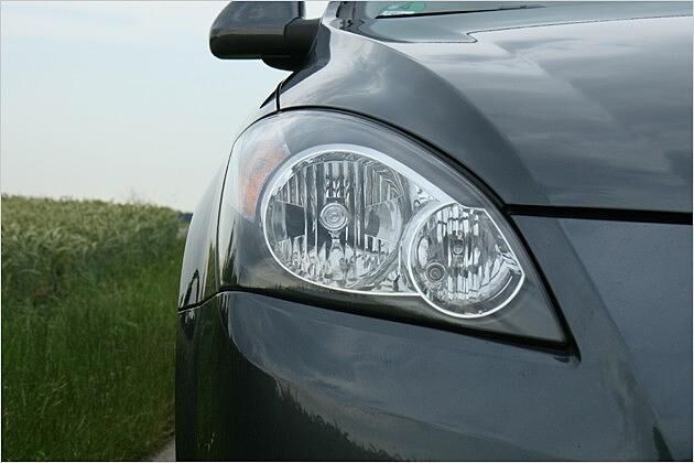 Die Frontscheinwerfer wirken fast wie Habichtsaugen