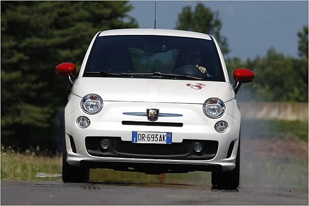 Kleiner Giftzwerg: Dank überarbeiteter Front wirkt das Cinquecento-Gesicht maskuliner