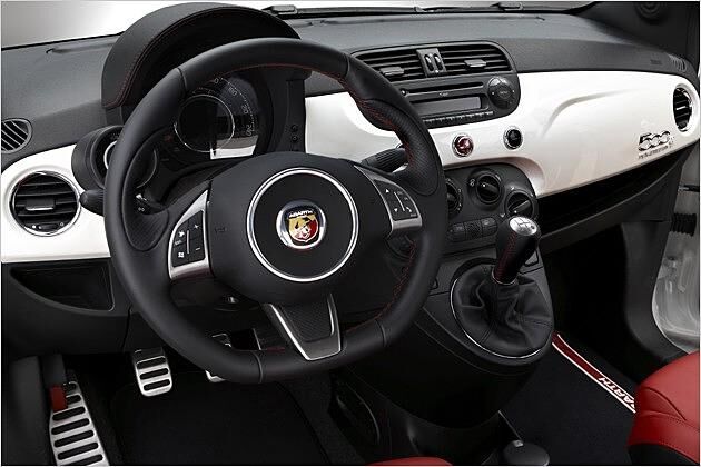 Das griffige Lederlenkrad mit dem dicken Abarth-Logo ist nur in der Höhe verstellbar